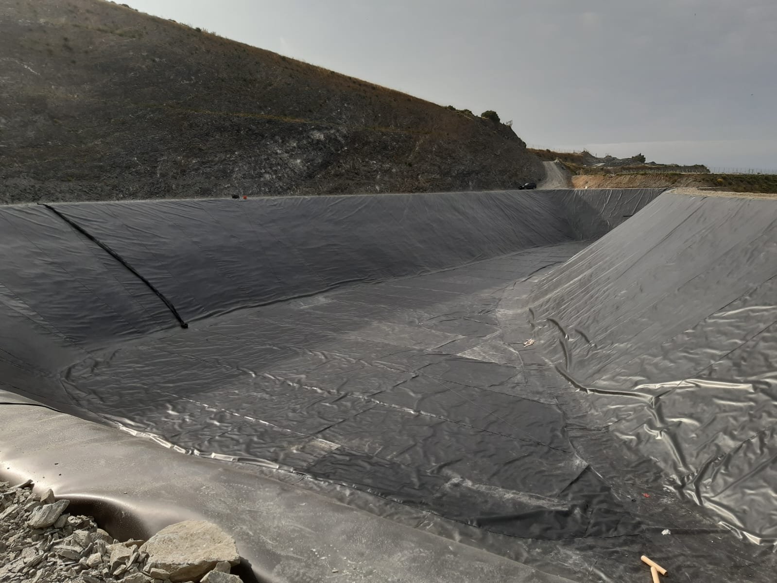 Balsa de riego construida e impermeabilizada con geomembrana HDPE en La Herradura, Costa Tropical de Granada