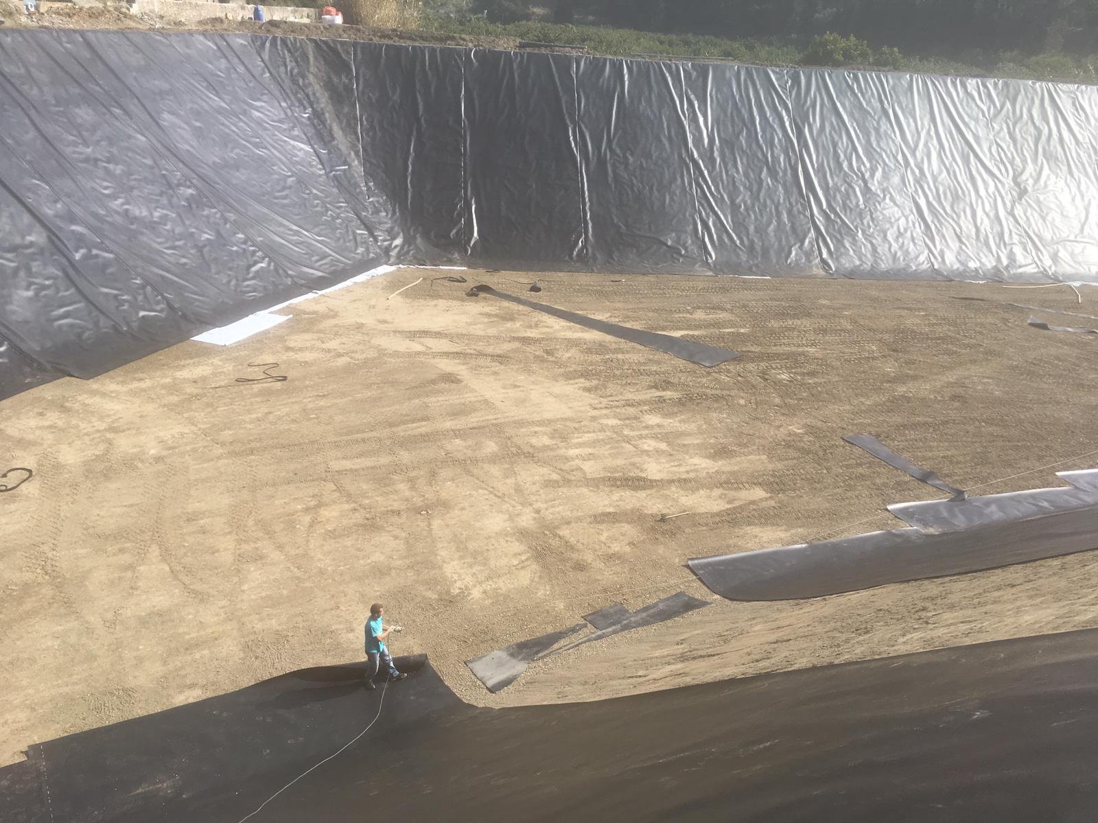 Balsa de riego con lámina HDPE en finca agrícola de Málaga