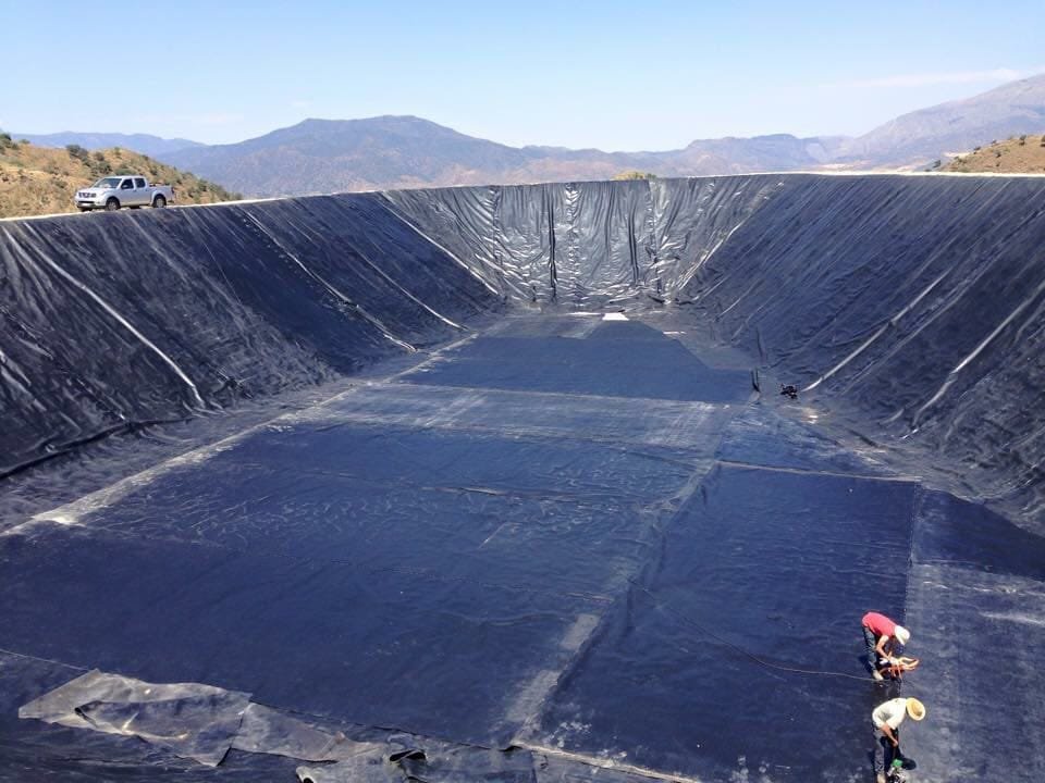 Vista de balsa de riego impermeabilizada en la Axarquía malagueña