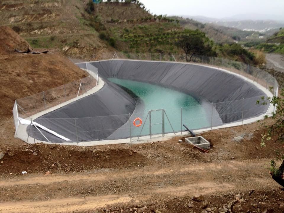 Balsa de riego con geomembrana HDPE en explotación de aguacate en Málaga