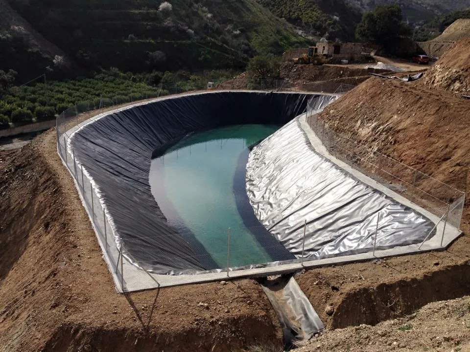 Termosellado de geomembrana HDPE Atarfil en balsa