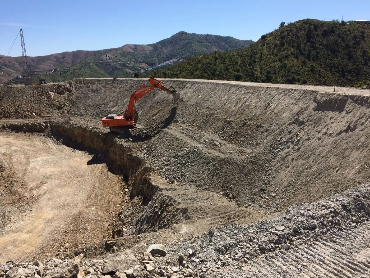 Trabajos de excavación y nivelación con maquinaria pesada propia