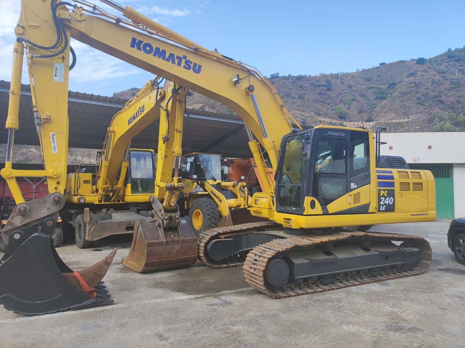 Parque de excavadoras Komatsu PC240 de ECTRO en base de Granada, maquinaria propia para obras de balsas de riego