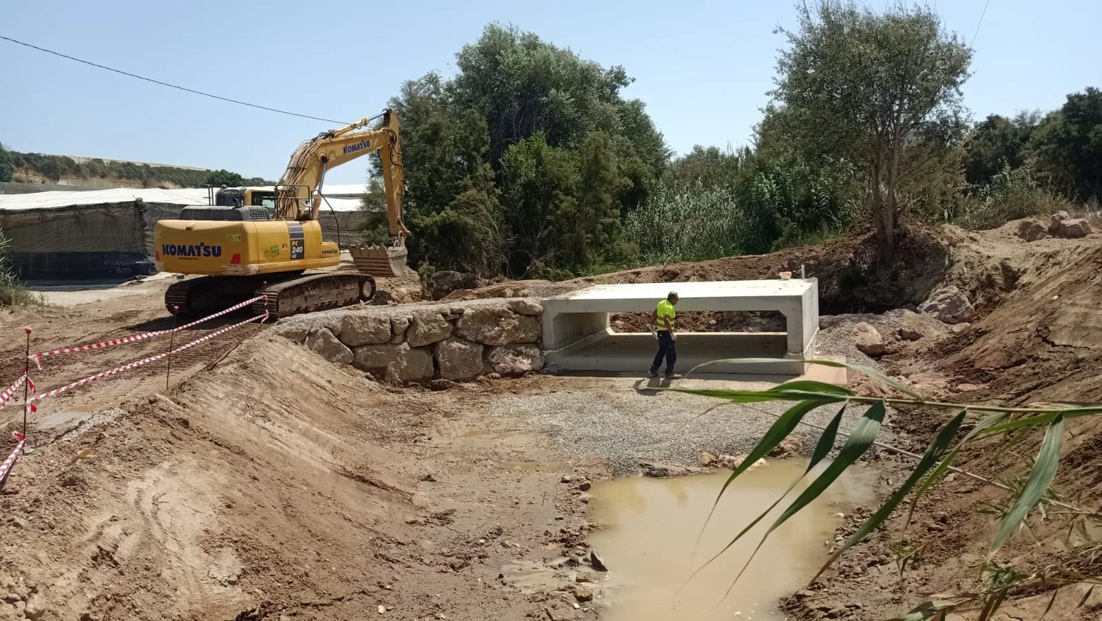 Construcción de muro de escollera con bloques de roca para estabilización de taludes en Andalucía