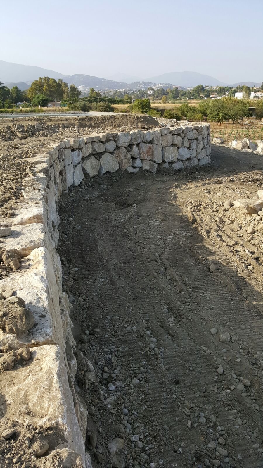 Muro de escollera para cierre de finca y contención de balsa de riego