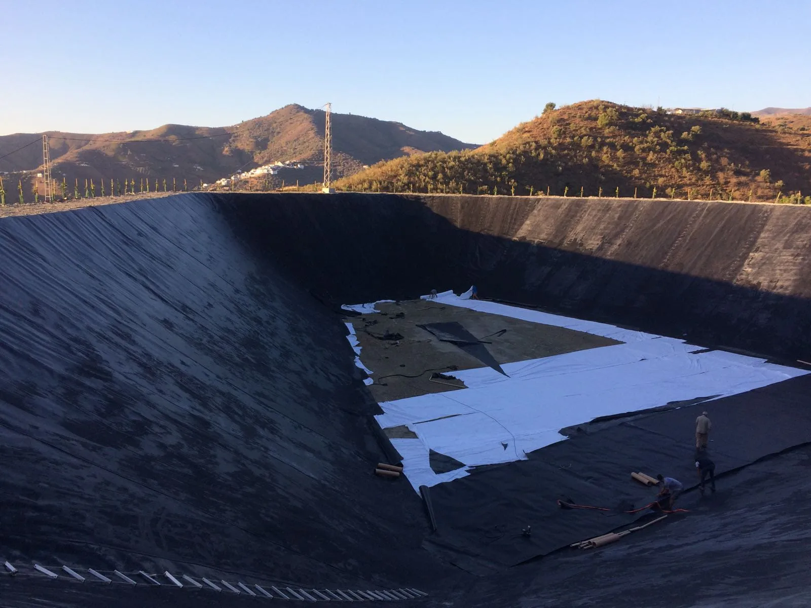 Instalación de geomembrana HDPE en balsa de riego para impermeabilización y evitar fugas